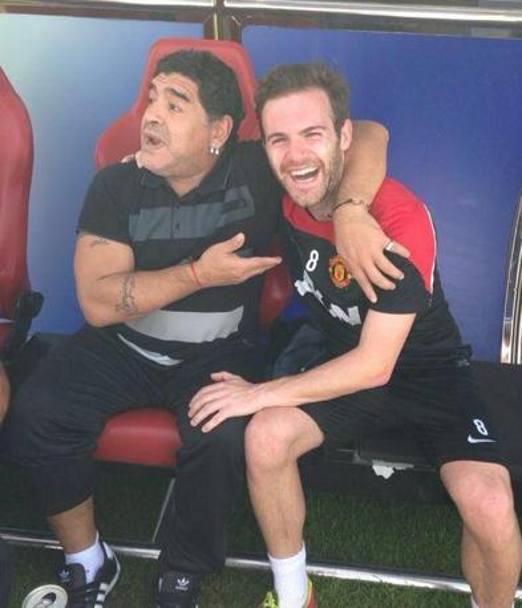 Gag con Juan Mata, appena arrivato allo United dopo due stagioni e mezzo al Chelsea